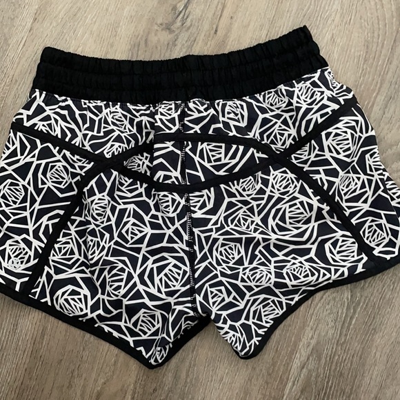 Lululemon shorts - Picture 3 of 6